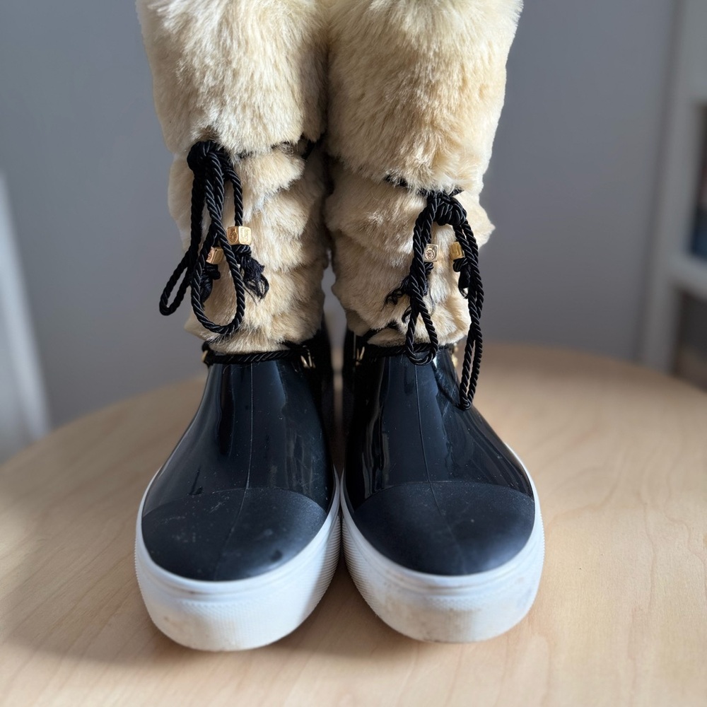 Stylish Black and Cream Fur Boots.👢